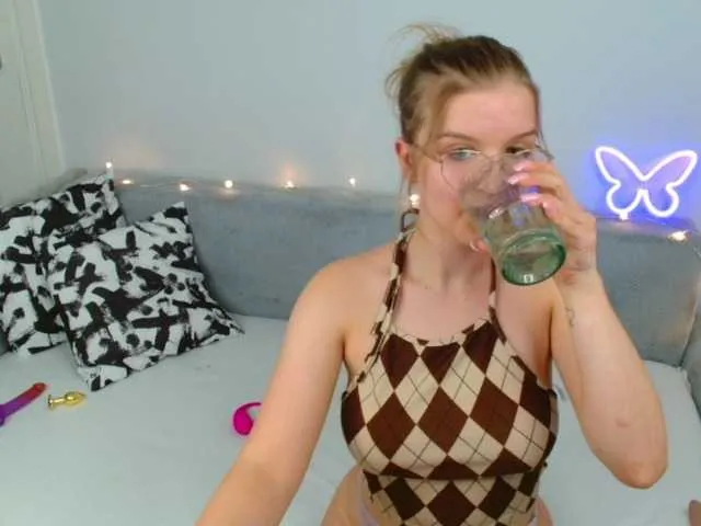 Live sex webcam photo for CarmenParks #275520142