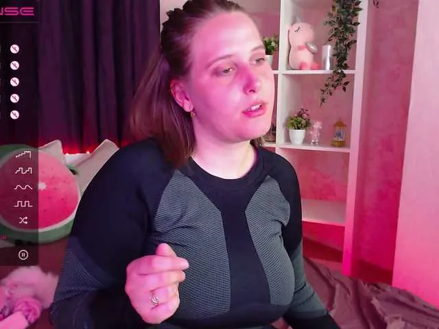 Live sex webcam photo for CarmyShine #273498200