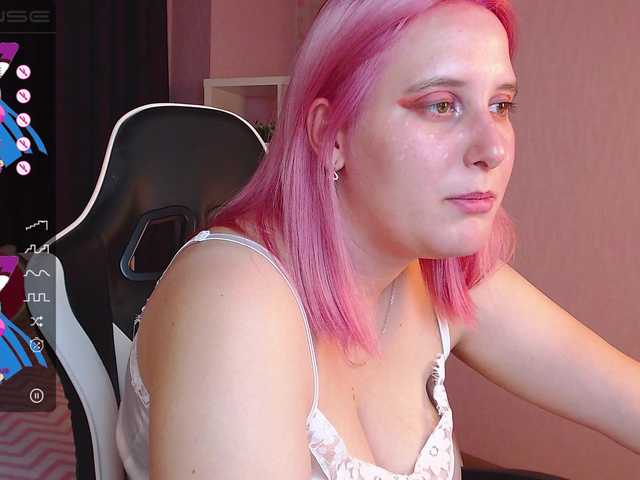 Live sex webcam photo for CarmyShine #275306056