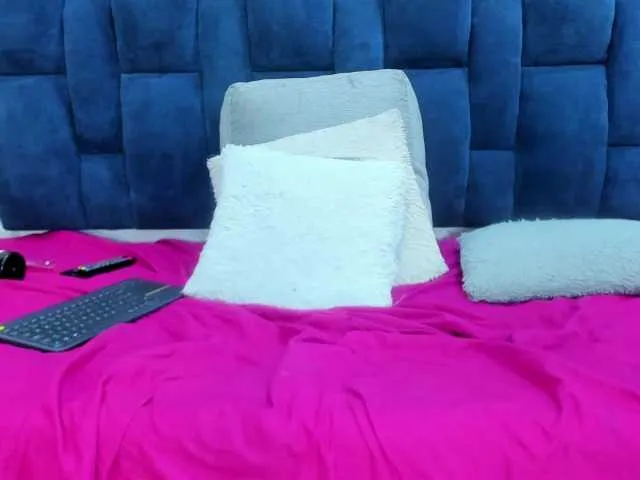 Live sex webcam photo for Carolina18- #277498778