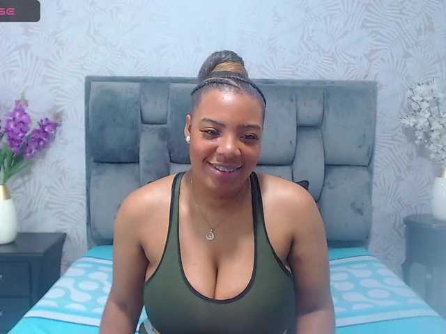 Live sex webcam photo for CarolineCruz #276673316