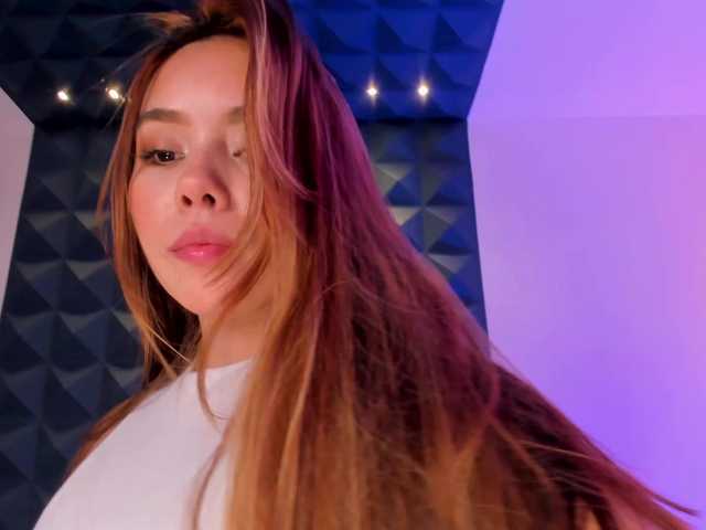 Live sex webcam photo for CarolineGrace #277261162