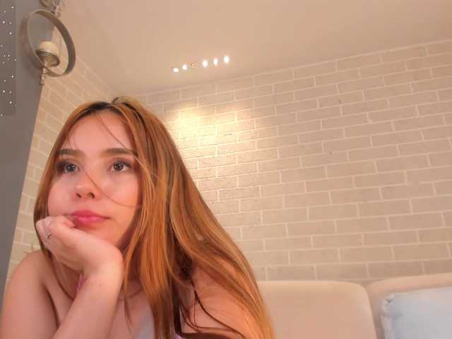 Live sex webcam photo for CarolineGrace #277316628