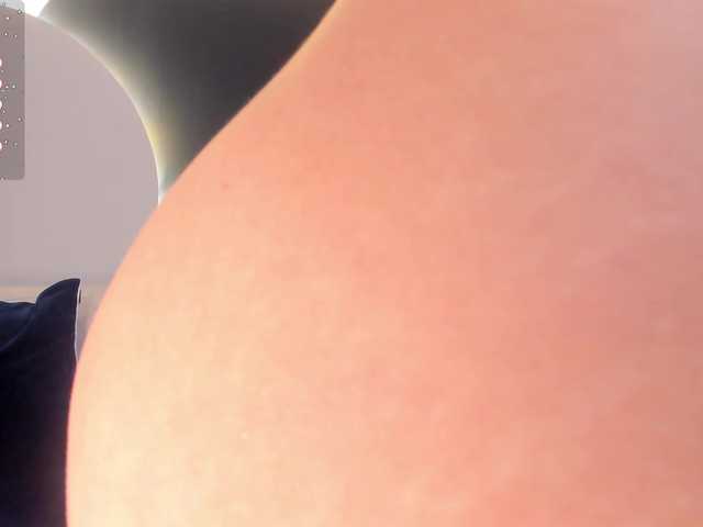 Live sex webcam photo for CarolineGrace #277445538