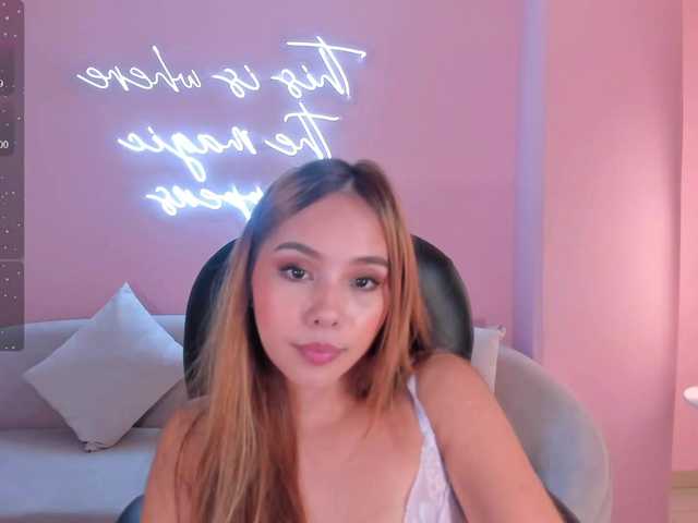 Live sex webcam photo for CarolineGrace #277803675