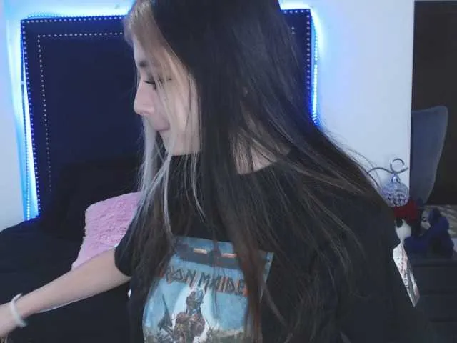 Live sex webcam photo for CarolineJames #271895874