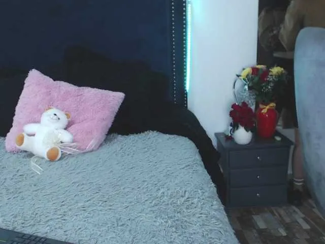 Live sex webcam photo for CarolineJames #272174816