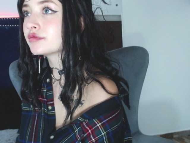 Live sex webcam photo for CarolineJames #273285508