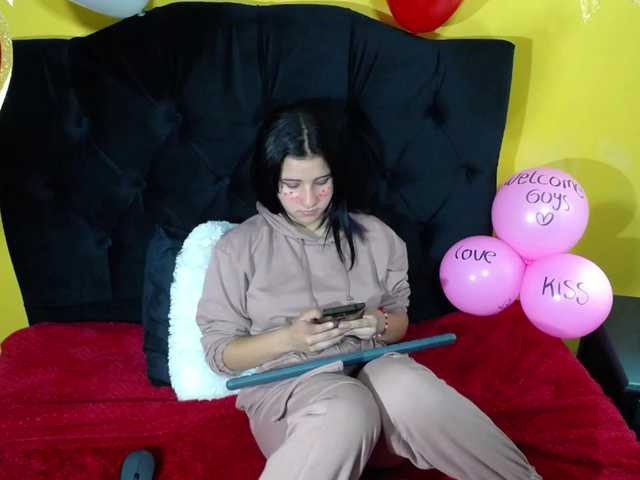 Live sex webcam photo for CarolineTay #272413101