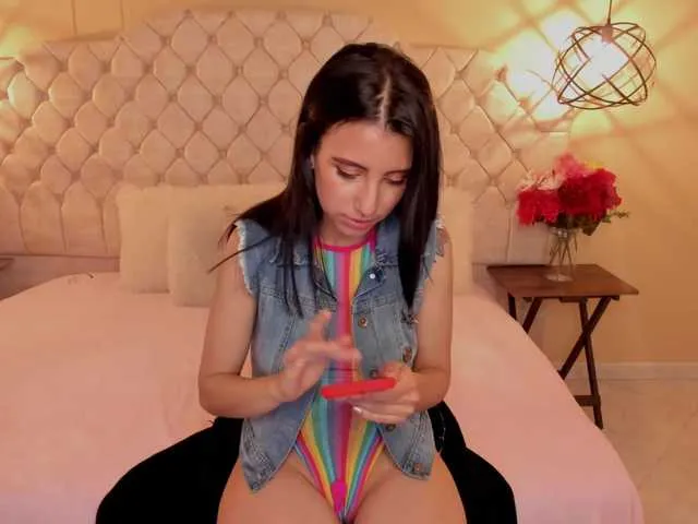 Live sex webcam photo for CarolineWhite-Royal #275686630