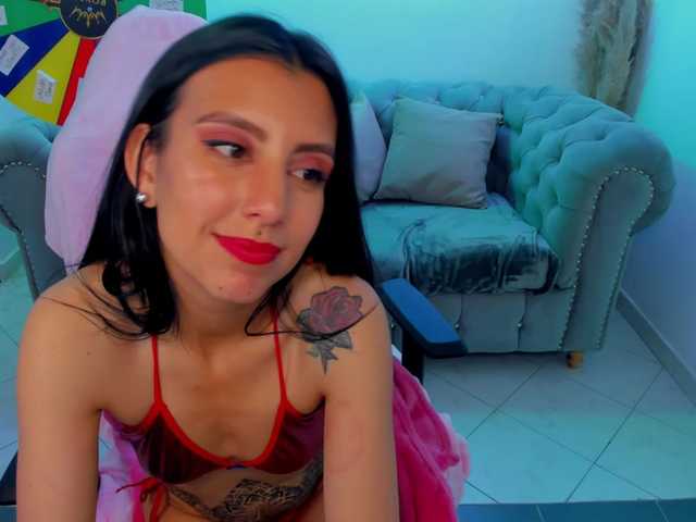 Live sex webcam photo for CarolineWhite-Royal #276039265