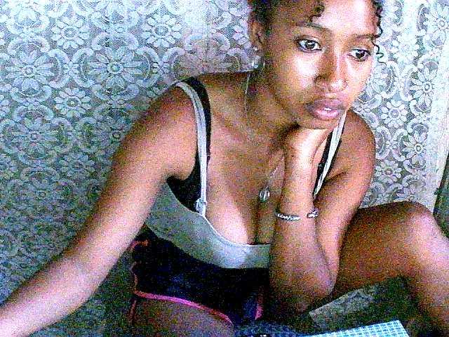 Live sex webcam photo for Carolle2000 #276233384