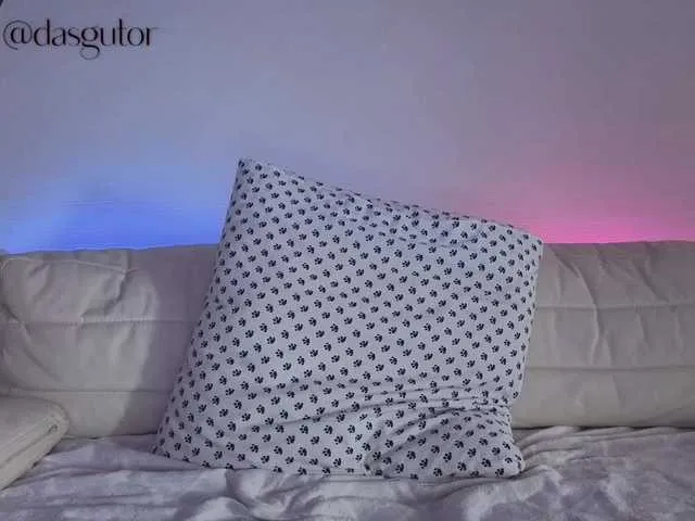 Live sex webcam photo for CarrieBradshaww #290554249