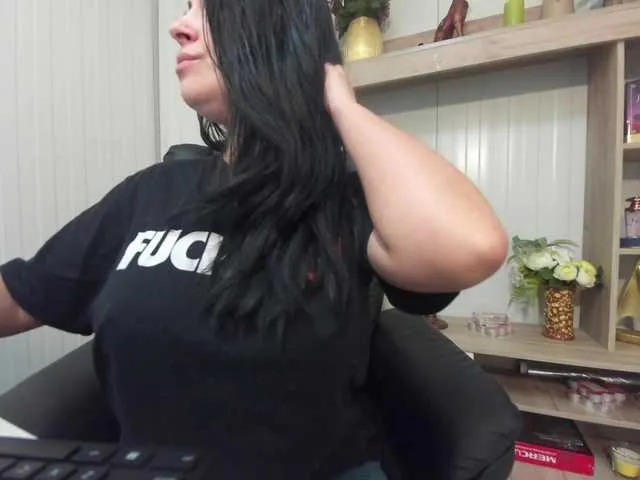 Live sex webcam photo for CarrieSquirt #290391832