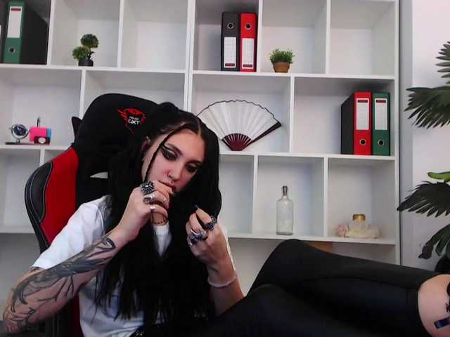 Live sex webcam photo for CassandraDomi #271774791