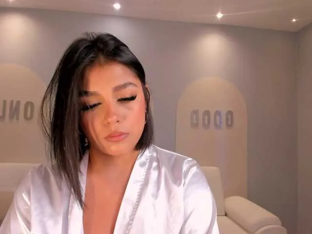 Live sex webcam photo for CassieLynn #290755632