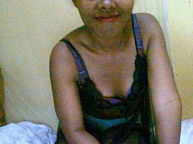 Live sex webcam photo for Cathie69 #288567297