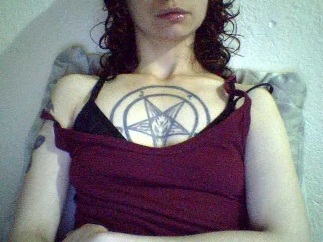 Live sex webcam photo for Celena980 #293353033