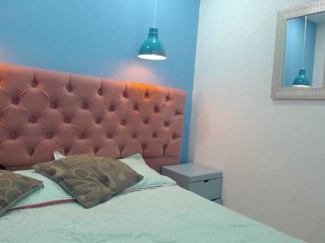 Live sex webcam photo for Chantal-20 #272821962