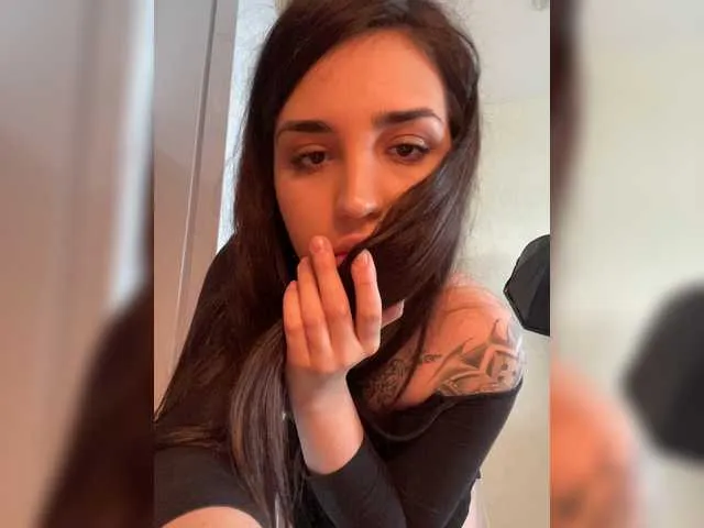 Live sex webcam photo for Charliiz #273800828