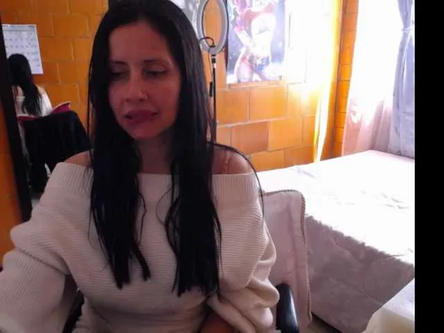 Live sex webcam photo for Charlotemple5 #290387900