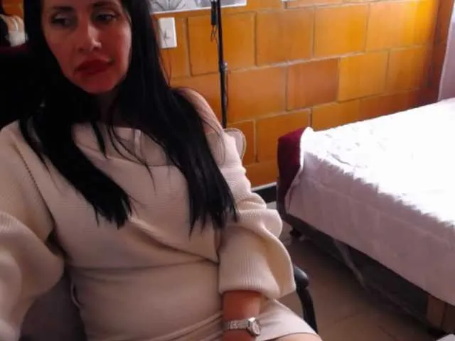 Live sex webcam photo for Charlotemple5 #290562485