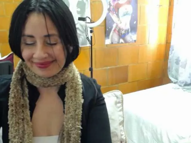 Live sex webcam photo for Charlotemple5 #291385594