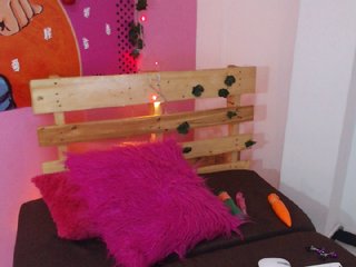 Live sex webcam photo for Charlotte-Lin #200575997