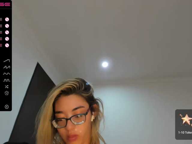 Live sex webcam photo for Charlotte-mwc #275926783