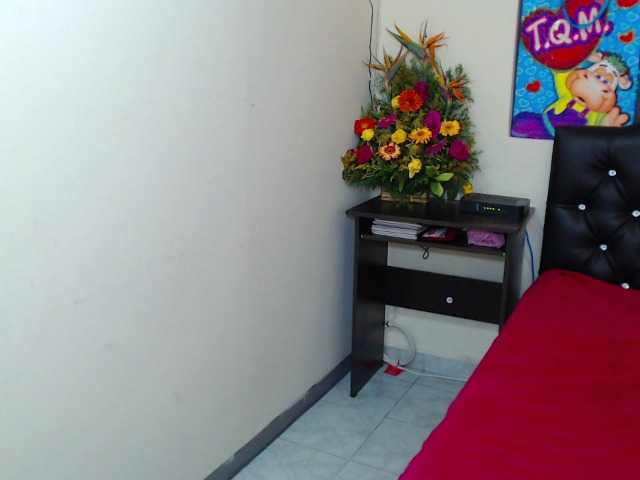 Live sex webcam photo for Charlotte3x #273936776