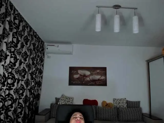 Live sex webcam photo for Charlotte4u #277398941