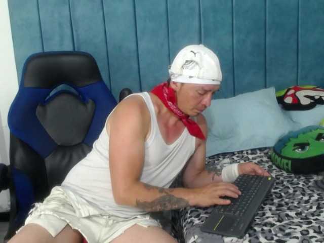 Live sex webcam photo for Charrly-- #276255359