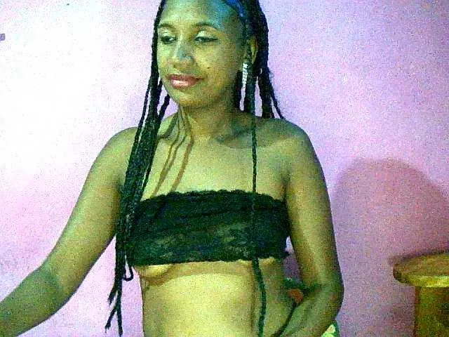 Live sex webcam photo for Chellah01 #290758913