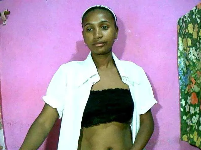 Live sex webcam photo for Chellah01 #291111433