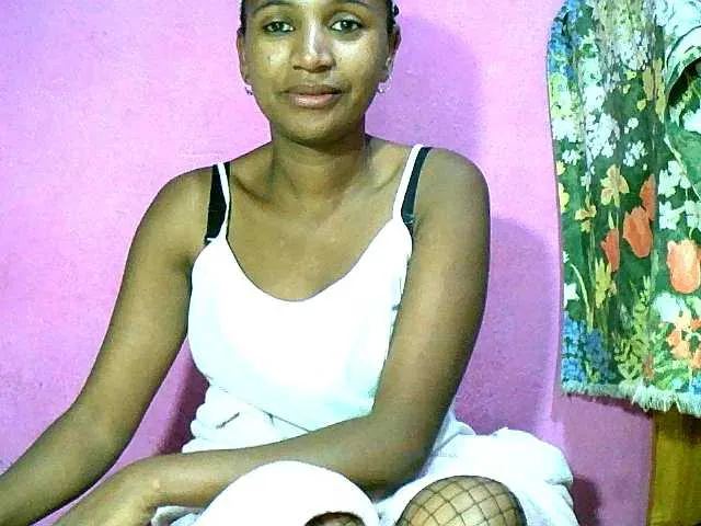 Live sex webcam photo for Chellah01 #291123886