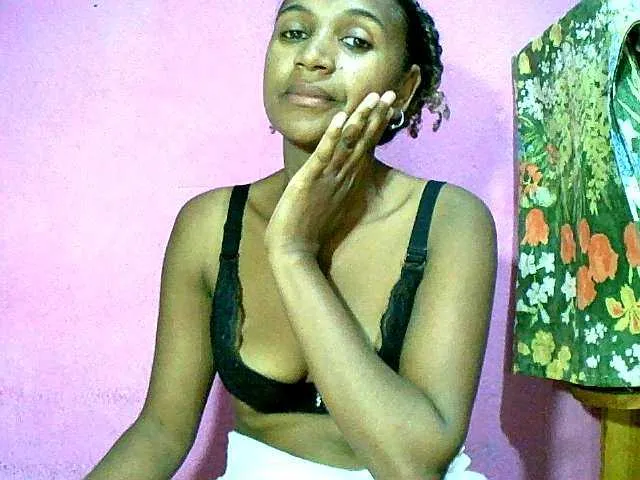 Live sex webcam photo for Chellah01 #291125350