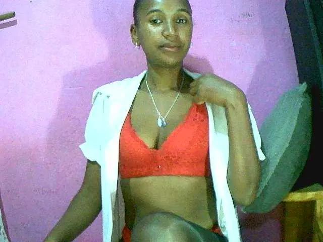 Live sex webcam photo for Chellah01 #291369316