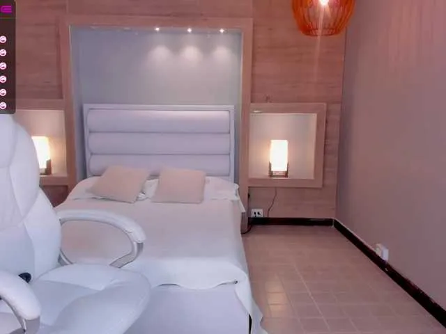 Live sex webcam photo for ChloeManson #272888716