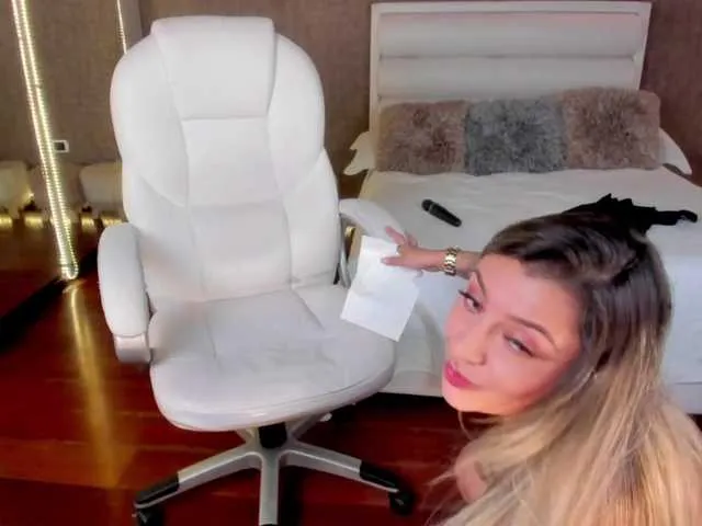 Live sex webcam photo for ChloeManson #273412253