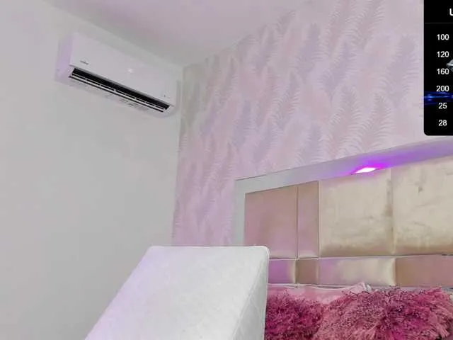 Live sex webcam photo for ChloeMontes #277690032