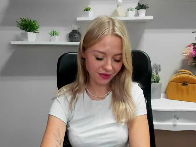 Live sex webcam photo for CindyGlam #290141746
