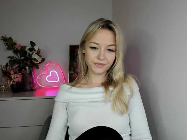 Live sex webcam photo for CindyGlam #290235442