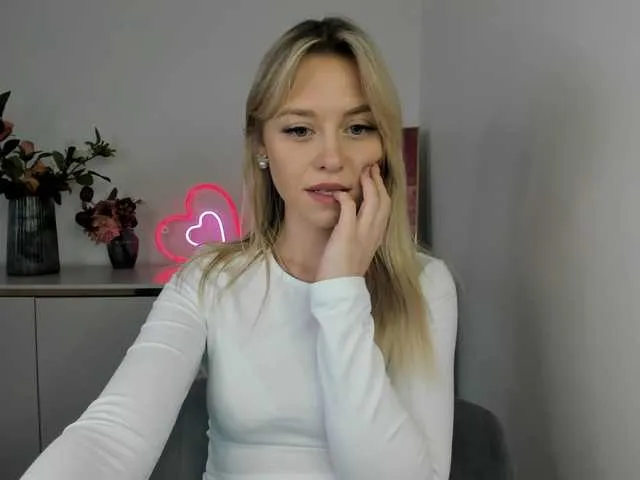 Live sex webcam photo for CindyGlam #290353440