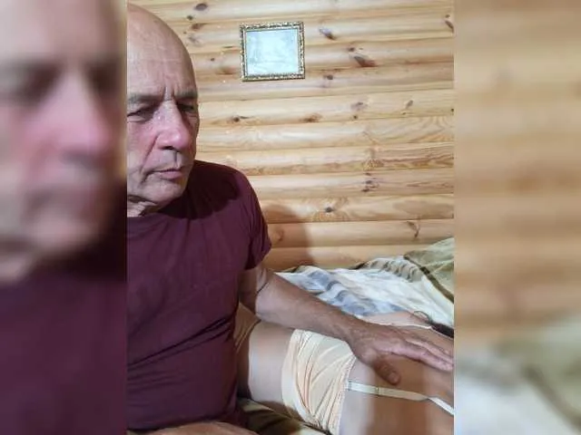 Live sex webcam photo for CindyXErics #274260348