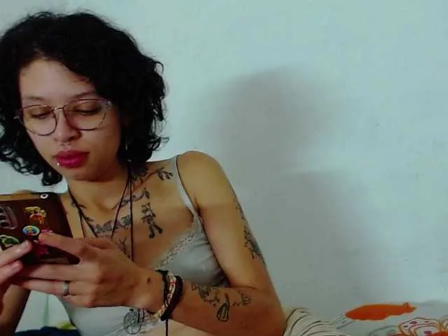 Live sex webcam photo for Cloe-Evans1 #278222668