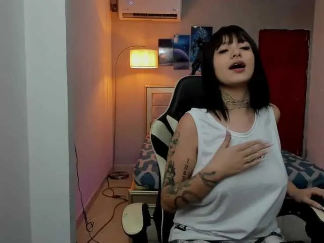 Live sex webcam photo for Cloequeengirl #277152352