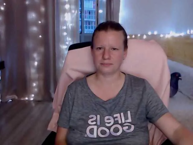 Live sex webcam photo for CoconutLegs #275556239