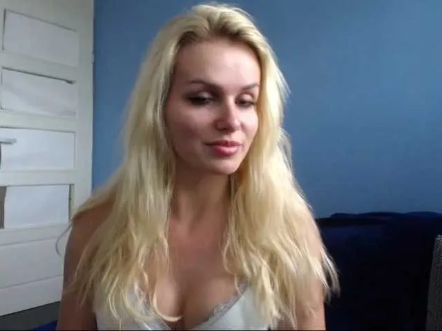 Live sex webcam photo for Cornelia22hot #273979486