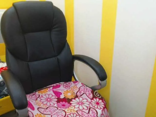 Live sex webcam photo for CrazzyJenna #271771864