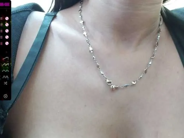 Live sex webcam photo for CrazzyJenna #272533810